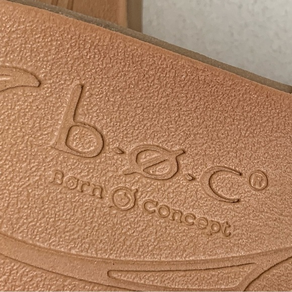 BOC Born Alisha Strappy Thong Flat Sandals Womens 10M Slip On Black Cream comfy - Picture 2 of 9